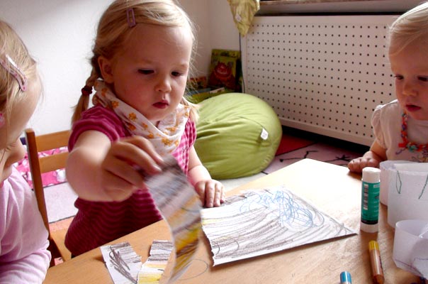 Unsere Tageskinder malen und basteln Papierkettenschlagen! TiQ! Tagespflege in Braunschweig Querum, Nicole Appel und Antje Storek – Kindertagespflege, Tagesmutter und Großtagespflege für Braunschweig Querum, Gliesmarode, Riddagshausen, Östliches Ringgebiet, Volkmarode, Bienrode, Waggum, Hondelage, Schuntersiedlung, Kralenriede, Dibbesdorf, Schwarzer Berg, Siegfriedviertel, Nordstadt und Schapen