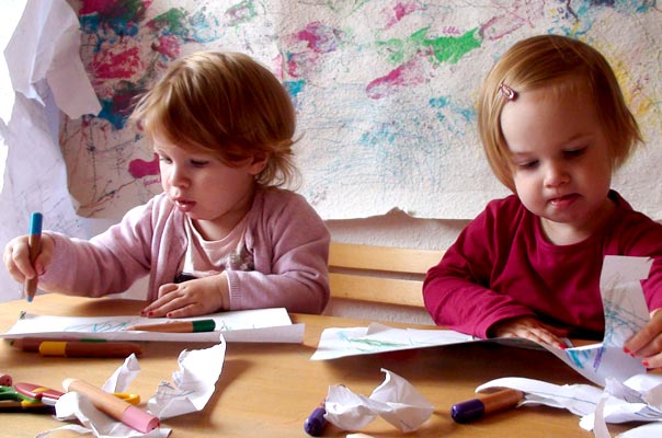 Unsere Tageskinder malen und basteln Papierkettenschlagen! TiQ! Tagespflege in Braunschweig Querum, Nicole Appel und Antje Storek – Kindertagespflege, Tagesmutter und Großtagespflege für Braunschweig Querum, Gliesmarode, Riddagshausen, Östliches Ringgebiet, Volkmarode, Bienrode, Waggum, Hondelage, Schuntersiedlung, Kralenriede, Dibbesdorf, Schwarzer Berg, Siegfriedviertel, Nordstadt und Schapen