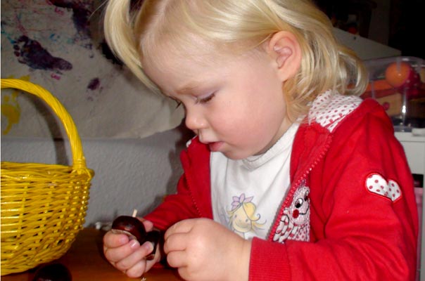 Tageskinder basteln Kastanienmännchen und Kastanienraupen! TiQ! Tagespflege in Braunschweig Querum, Nicole Appel und Antje Storek – Kindertagespflege, Tagesmutter und Großtagespflege für Braunschweig Querum, Gliesmarode, Riddagshausen, Östliches Ringgebiet, Volkmarode, Bienrode, Waggum, Hondelage, Schuntersiedlung, Kralenriede, Dibbesdorf, Schwarzer Berg, Siegfriedviertel, Nordstadt und Schapen