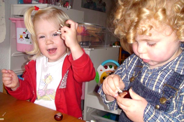 Tageskinder basteln Kastanienmännchen und Kastanienraupen! TiQ! Tagespflege in Braunschweig Querum, Nicole Appel und Antje Storek – Kindertagespflege, Tagesmutter und Großtagespflege für Braunschweig Querum, Gliesmarode, Riddagshausen, Östliches Ringgebiet, Volkmarode, Bienrode, Waggum, Hondelage, Schuntersiedlung, Kralenriede, Dibbesdorf, Schwarzer Berg, Siegfriedviertel, Nordstadt und Schapen