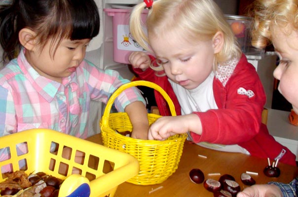 Tageskinder basteln Kastanienmännchen und Kastanienraupen! TiQ! Tagespflege in Braunschweig Querum, Nicole Appel und Antje Storek – Kindertagespflege, Tagesmutter und Großtagespflege für Braunschweig Querum, Gliesmarode, Riddagshausen, Östliches Ringgebiet, Volkmarode, Bienrode, Waggum, Hondelage, Schuntersiedlung, Kralenriede, Dibbesdorf, Schwarzer Berg, Siegfriedviertel, Nordstadt und Schapen