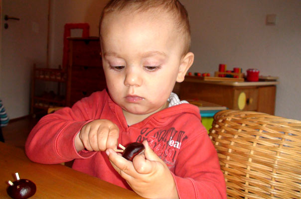 Tageskinder basteln Kastanienmännchen und Kastanienraupen! TiQ! Tagespflege in Braunschweig Querum, Nicole Appel und Antje Storek – Kindertagespflege, Tagesmutter und Großtagespflege für Braunschweig Querum, Gliesmarode, Riddagshausen, Östliches Ringgebiet, Volkmarode, Bienrode, Waggum, Hondelage, Schuntersiedlung, Kralenriede, Dibbesdorf, Schwarzer Berg, Siegfriedviertel, Nordstadt und Schapen