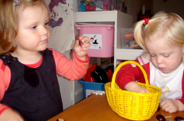 Tageskinder basteln Kastanienmännchen und Kastanienraupen! TiQ! Tagespflege in Braunschweig Querum, Nicole Appel und Antje Storek – Kindertagespflege, Tagesmutter und Großtagespflege für Braunschweig Querum, Gliesmarode, Riddagshausen, Östliches Ringgebiet, Volkmarode, Bienrode, Waggum, Hondelage, Schuntersiedlung, Kralenriede, Dibbesdorf, Schwarzer Berg, Siegfriedviertel, Nordstadt und Schapen