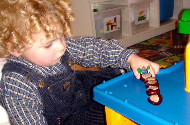 Tageskinder basteln Kastanienmännchen und Kastanienraupen! TiQ! Tagespflege in Braunschweig Querum, Nicole Appel und Antje Storek – Kindertagespflege, Tagesmutter und Großtagespflege für Braunschweig Querum, Gliesmarode, Riddagshausen, Östliches Ringgebiet, Volkmarode, Bienrode, Waggum, Hondelage, Schuntersiedlung, Kralenriede, Dibbesdorf, Schwarzer Berg, Siegfriedviertel, Nordstadt und Schapen