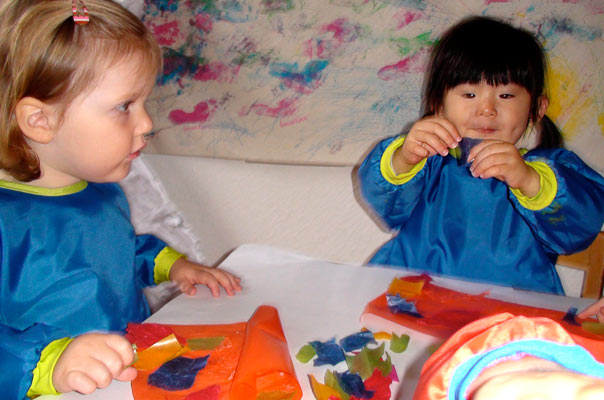 Tageskinder basteln herbstliche Aussichten – nämlich Fensterbilder! TiQ! Tagespflege in Braunschweig Querum, Nicole Appel und Antje Storek – Kindertagespflege, Tagesmutter und Großtagespflege für Braunschweig Querum, Gliesmarode, Riddagshausen, Östliches Ringgebiet, Volkmarode, Bienrode, Waggum, Hondelage, Schuntersiedlung, Kralenriede, Dibbesdorf, Schwarzer Berg, Siegfriedviertel, Nordstadt und Schapen