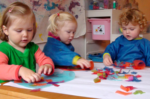 Tageskinder basteln herbstliche Aussichten – nämlich Fensterbilder! TiQ! Tagespflege in Braunschweig Querum, Nicole Appel und Antje Storek – Kindertagespflege, Tagesmutter und Großtagespflege für Braunschweig Querum, Gliesmarode, Riddagshausen, Östliches Ringgebiet, Volkmarode, Bienrode, Waggum, Hondelage, Schuntersiedlung, Kralenriede, Dibbesdorf, Schwarzer Berg, Siegfriedviertel, Nordstadt und Schapen