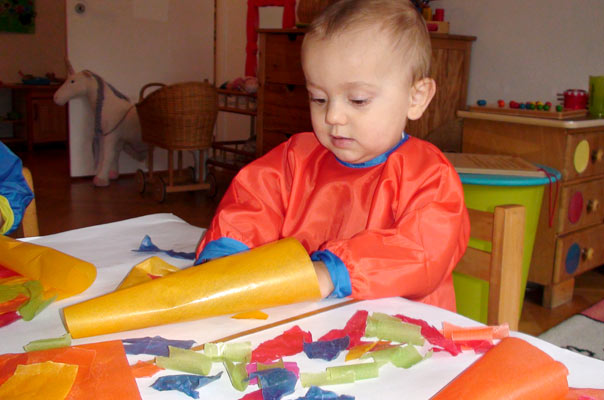 Tageskinder basteln herbstliche Aussichten – nämlich Fensterbilder! TiQ! Tagespflege in Braunschweig Querum, Nicole Appel und Antje Storek – Kindertagespflege, Tagesmutter und Großtagespflege für Braunschweig Querum, Gliesmarode, Riddagshausen, Östliches Ringgebiet, Volkmarode, Bienrode, Waggum, Hondelage, Schuntersiedlung, Kralenriede, Dibbesdorf, Schwarzer Berg, Siegfriedviertel, Nordstadt und Schapen