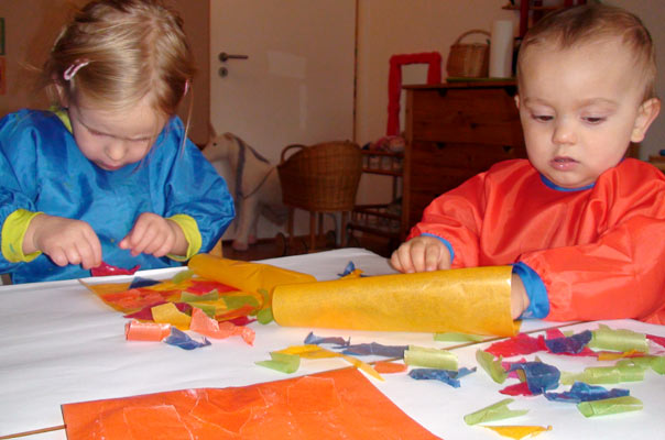 Tageskinder basteln herbstliche Aussichten – nämlich Fensterbilder! TiQ! Tagespflege in Braunschweig Querum, Nicole Appel und Antje Storek – Kindertagespflege, Tagesmutter und Großtagespflege für Braunschweig Querum, Gliesmarode, Riddagshausen, Östliches Ringgebiet, Volkmarode, Bienrode, Waggum, Hondelage, Schuntersiedlung, Kralenriede, Dibbesdorf, Schwarzer Berg, Siegfriedviertel, Nordstadt und Schapen