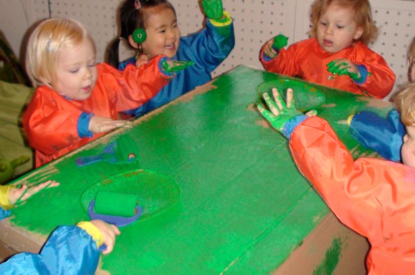 Die TiQ!-Tageskinder kreieren den Weihnachtskarton! TiQ! Tagespflege in Braunschweig Querum, Nicole Appel und Antje Storek – Kindertagespflege, Tagesmutter und Großtagespflege für Braunschweig Querum, Gliesmarode, Riddagshausen, Östliches Ringgebiet, Volkmarode, Bienrode, Waggum, Hondelage, Schuntersiedlung, Kralenriede, Dibbesdorf, Schwarzer Berg, Siegfriedviertel, Nordstadt und Schapen