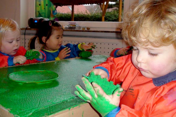 Die TiQ!-Tageskinder kreieren den Weihnachtskarton! TiQ! Tagespflege in Braunschweig Querum, Nicole Appel und Antje Storek – Kindertagespflege, Tagesmutter und Großtagespflege für Braunschweig Querum, Gliesmarode, Riddagshausen, Östliches Ringgebiet, Volkmarode, Bienrode, Waggum, Hondelage, Schuntersiedlung, Kralenriede, Dibbesdorf, Schwarzer Berg, Siegfriedviertel, Nordstadt und Schapen