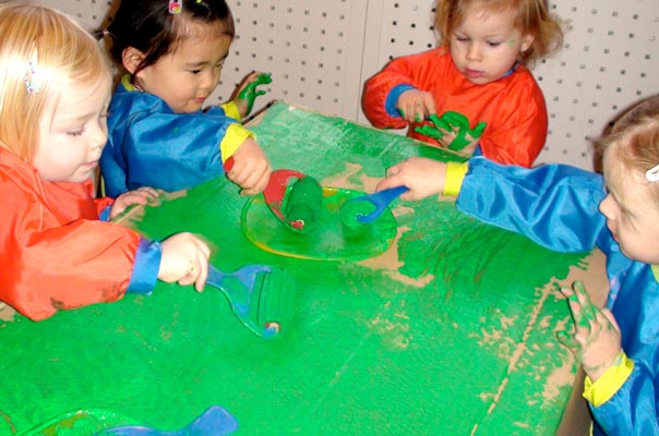 Die TiQ!-Tageskinder kreieren den Weihnachtskarton! TiQ! Tagespflege in Braunschweig Querum, Nicole Appel und Antje Storek – Kindertagespflege, Tagesmutter und Großtagespflege für Braunschweig Querum, Gliesmarode, Riddagshausen, Östliches Ringgebiet, Volkmarode, Bienrode, Waggum, Hondelage, Schuntersiedlung, Kralenriede, Dibbesdorf, Schwarzer Berg, Siegfriedviertel, Nordstadt und Schapen