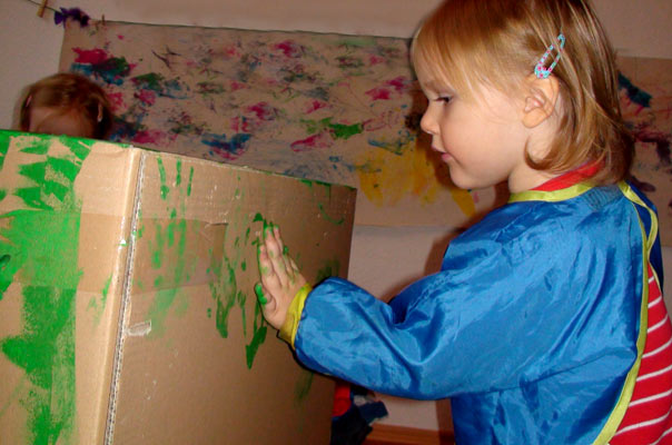 Die TiQ!-Tageskinder kreieren den Weihnachtskarton! TiQ! Tagespflege in Braunschweig Querum, Nicole Appel und Antje Storek – Kindertagespflege, Tagesmutter und Großtagespflege für Braunschweig Querum, Gliesmarode, Riddagshausen, Östliches Ringgebiet, Volkmarode, Bienrode, Waggum, Hondelage, Schuntersiedlung, Kralenriede, Dibbesdorf, Schwarzer Berg, Siegfriedviertel, Nordstadt und Schapen