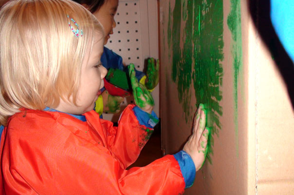 Die TiQ!-Tageskinder kreieren den Weihnachtskarton! TiQ! Tagespflege in Braunschweig Querum, Nicole Appel und Antje Storek – Kindertagespflege, Tagesmutter und Großtagespflege für Braunschweig Querum, Gliesmarode, Riddagshausen, Östliches Ringgebiet, Volkmarode, Bienrode, Waggum, Hondelage, Schuntersiedlung, Kralenriede, Dibbesdorf, Schwarzer Berg, Siegfriedviertel, Nordstadt und Schapen