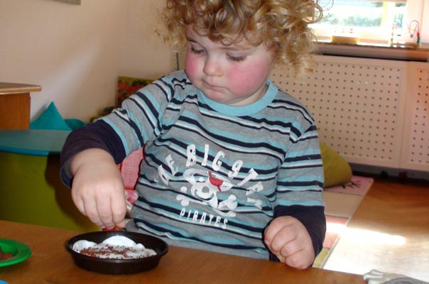 Kressebrot macht Wangen rot – Tageskinder säen Kresse. TiQ! Kindertagespflege in Braunschweig Querum, Nicole Appel und Antje Storek – Kindertagespflege, Tagesmutter und Großtagespflege für Braunschweig Querum, Gliesmarode, Riddagshausen, Östliches Ringgebiet, Volkmarode, Bienrode, Waggum, Hondelage, Schuntersiedlung, Kralenriede, Dibbesdorf, Schwarzer Berg, Siegfriedviertel, Nordstadt und Schapen