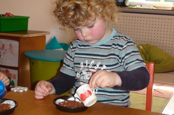 Kressebrot macht Wangen rot – Tageskinder säen Kresse. TiQ! Kindertagespflege in Braunschweig Querum, Nicole Appel und Antje Storek – Kindertagespflege, Tagesmutter und Großtagespflege für Braunschweig Querum, Gliesmarode, Riddagshausen, Östliches Ringgebiet, Volkmarode, Bienrode, Waggum, Hondelage, Schuntersiedlung, Kralenriede, Dibbesdorf, Schwarzer Berg, Siegfriedviertel, Nordstadt und Schapen