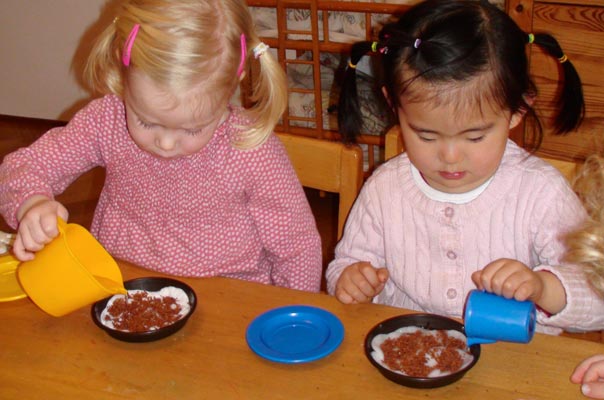 Kressebrot macht Wangen rot – Tageskinder säen Kresse. TiQ! Kindertagespflege in Braunschweig Querum, Nicole Appel und Antje Storek – Kindertagespflege, Tagesmutter und Großtagespflege für Braunschweig Querum, Gliesmarode, Riddagshausen, Östliches Ringgebiet, Volkmarode, Bienrode, Waggum, Hondelage, Schuntersiedlung, Kralenriede, Dibbesdorf, Schwarzer Berg, Siegfriedviertel, Nordstadt und Schapen