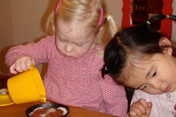 Kressebrot macht Wangen rot – Tageskinder säen Kresse. TiQ! Kindertagespflege in Braunschweig Querum, Nicole Appel und Antje Storek – Kindertagespflege, Tagesmutter und Großtagespflege für Braunschweig Querum, Gliesmarode, Riddagshausen, Östliches Ringgebiet, Volkmarode, Bienrode, Waggum, Hondelage, Schuntersiedlung, Kralenriede, Dibbesdorf, Schwarzer Berg, Siegfriedviertel, Nordstadt und Schapen