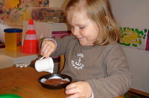 Kressebrot macht Wangen rot – Tageskinder säen Kresse. TiQ! Kindertagespflege in Braunschweig Querum, Nicole Appel und Antje Storek – Kindertagespflege, Tagesmutter und Großtagespflege für Braunschweig Querum, Gliesmarode, Riddagshausen, Östliches Ringgebiet, Volkmarode, Bienrode, Waggum, Hondelage, Schuntersiedlung, Kralenriede, Dibbesdorf, Schwarzer Berg, Siegfriedviertel, Nordstadt und Schapen