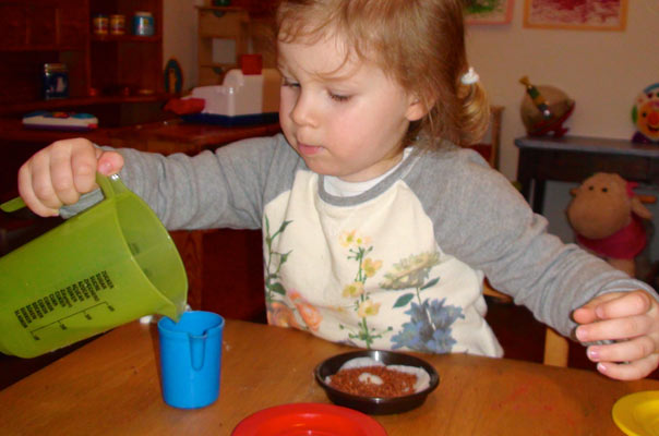 Kressebrot macht Wangen rot – Tageskinder säen Kresse. TiQ! Kindertagespflege in Braunschweig Querum, Nicole Appel und Antje Storek – Kindertagespflege, Tagesmutter und Großtagespflege für Braunschweig Querum, Gliesmarode, Riddagshausen, Östliches Ringgebiet, Volkmarode, Bienrode, Waggum, Hondelage, Schuntersiedlung, Kralenriede, Dibbesdorf, Schwarzer Berg, Siegfriedviertel, Nordstadt und Schapen