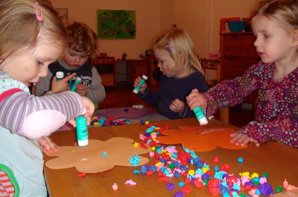 Vorösterliches Intermezzo . . . Tageskinder basteln! TiQ! Tagespflege in Braunschweig Querum, Nicole Appel und Antje Storek – Kindertagespflege, Tagesmutter und Großtagespflege für Braunschweig Querum, Gliesmarode, Riddagshausen, Östliches Ringgebiet, Volkmarode, Bienrode, Waggum, Hondelage, Schuntersiedlung, Kralenriede, Dibbesdorf, Schwarzer Berg, Siegfriedviertel, Nordstadt und Schapen