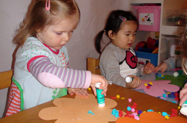 Vorösterliches Intermezzo . . . Tageskinder basteln! TiQ! Tagespflege in Braunschweig Querum, Nicole Appel und Antje Storek – Kindertagespflege, Tagesmutter und Großtagespflege für Braunschweig Querum, Gliesmarode, Riddagshausen, Östliches Ringgebiet, Volkmarode, Bienrode, Waggum, Hondelage, Schuntersiedlung, Kralenriede, Dibbesdorf, Schwarzer Berg, Siegfriedviertel, Nordstadt und Schapen