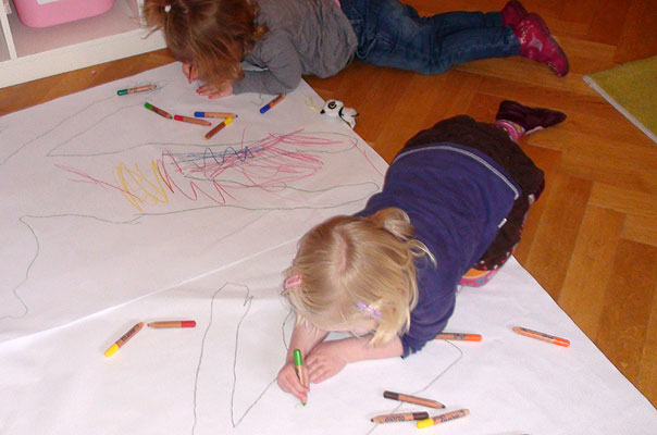 TiQ!-Figurinenperformance – Tageskinder zeichnen und performen ihre Silhouetten. TiQ! Tagespflege in Braunschweig Querum, Nicole Appel und Antje Storek – Kindertagespflege, Tagesmutter und Großtagespflege für Braunschweig Querum, Gliesmarode, Riddagshausen, Östliches Ringgebiet, Volkmarode, Bienrode, Waggum, Hondelage, Schuntersiedlung, Kralenriede, Dibbesdorf, Schwarzer Berg, Siegfriedviertel, Nordstadt und Schapen