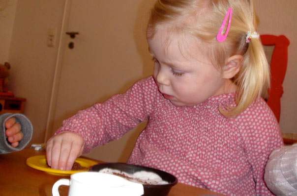 Kressebrot macht Wangen rot – Tageskinder säen Kresse. TiQ! Kindertagespflege in Braunschweig Querum, Nicole Appel und Antje Storek – Kindertagespflege, Tagesmutter und Großtagespflege für Braunschweig Querum, Gliesmarode, Riddagshausen, Östliches Ringgebiet, Volkmarode, Bienrode, Waggum, Hondelage, Schuntersiedlung, Kralenriede, Dibbesdorf, Schwarzer Berg, Siegfriedviertel, Nordstadt und Schapen