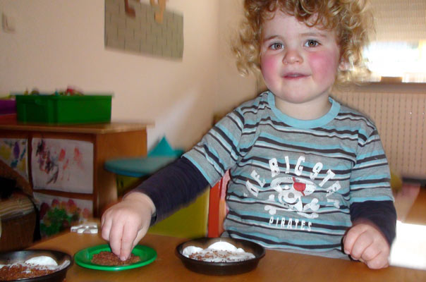 Kressebrot macht Wangen rot – Tageskinder säen Kresse. TiQ! Kindertagespflege in Braunschweig Querum, Nicole Appel und Antje Storek – Kindertagespflege, Tagesmutter und Großtagespflege für Braunschweig Querum, Gliesmarode, Riddagshausen, Östliches Ringgebiet, Volkmarode, Bienrode, Waggum, Hondelage, Schuntersiedlung, Kralenriede, Dibbesdorf, Schwarzer Berg, Siegfriedviertel, Nordstadt und Schapen