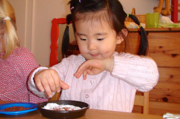 Kressebrot macht Wangen rot – Tageskinder säen Kresse. TiQ! Kindertagespflege in Braunschweig Querum, Nicole Appel und Antje Storek – Kindertagespflege, Tagesmutter und Großtagespflege für Braunschweig Querum, Gliesmarode, Riddagshausen, Östliches Ringgebiet, Volkmarode, Bienrode, Waggum, Hondelage, Schuntersiedlung, Kralenriede, Dibbesdorf, Schwarzer Berg, Siegfriedviertel, Nordstadt und Schapen