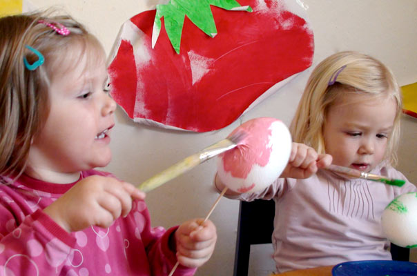 Mit einem Gedicht von Hoffmann von Fallersleben und illustren Eiereien begrüßen wir das nahende Osterfest. TiQ! Kindertagespflege in Braunschweig Querum, Nicole Appel und Antje Storek – Kindertagespflege, Tagesmutter und Großtagespflege für Braunschweig Querum, Gliesmarode, Riddagshausen, Östliches Ringgebiet, Volkmarode, Bienrode, Waggum, Hondelage, Schuntersiedlung, Kralenriede, Dibbesdorf, Schwarzer Berg, Siegfriedviertel, Nordstadt und Schapen