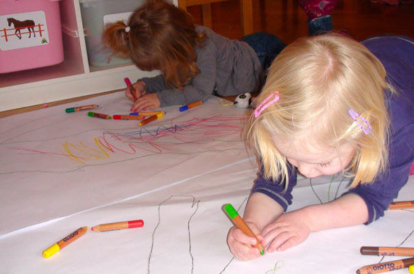 TiQ!-Figurinenperformance – Tageskinder zeichnen und performen ihre Silhouetten. TiQ! Tagespflege in Braunschweig Querum, Nicole Appel und Antje Storek – Kindertagespflege, Tagesmutter und Großtagespflege für Braunschweig Querum, Gliesmarode, Riddagshausen, Östliches Ringgebiet, Volkmarode, Bienrode, Waggum, Hondelage, Schuntersiedlung, Kralenriede, Dibbesdorf, Schwarzer Berg, Siegfriedviertel, Nordstadt und Schapen