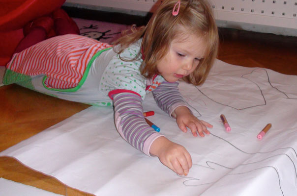 TiQ!-Figurinenperformance – Tageskinder zeichnen und performen ihre Silhouetten. TiQ! Tagespflege in Braunschweig Querum, Nicole Appel und Antje Storek – Kindertagespflege, Tagesmutter und Großtagespflege für Braunschweig Querum, Gliesmarode, Riddagshausen, Östliches Ringgebiet, Volkmarode, Bienrode, Waggum, Hondelage, Schuntersiedlung, Kralenriede, Dibbesdorf, Schwarzer Berg, Siegfriedviertel, Nordstadt und Schapen