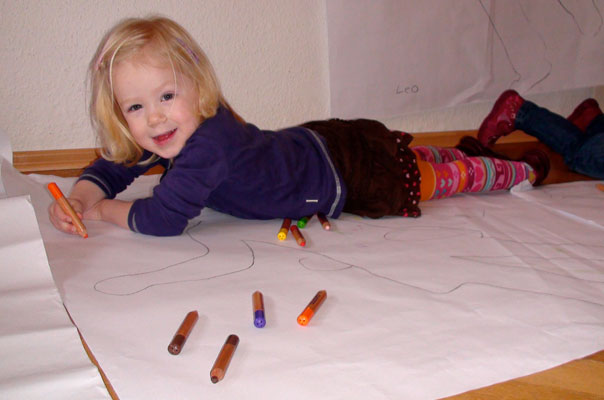 TiQ!-Figurinenperformance – Tageskinder zeichnen und performen ihre Silhouetten. TiQ! Tagespflege in Braunschweig Querum, Nicole Appel und Antje Storek – Kindertagespflege, Tagesmutter und Großtagespflege für Braunschweig Querum, Gliesmarode, Riddagshausen, Östliches Ringgebiet, Volkmarode, Bienrode, Waggum, Hondelage, Schuntersiedlung, Kralenriede, Dibbesdorf, Schwarzer Berg, Siegfriedviertel, Nordstadt und Schapen