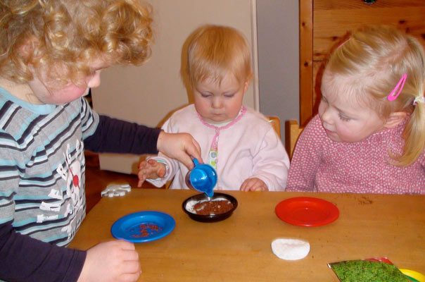 Kressebrot macht Wangen rot – Tageskinder säen Kresse. TiQ! Kindertagespflege in Braunschweig Querum, Nicole Appel und Antje Storek – Kindertagespflege, Tagesmutter und Großtagespflege für Braunschweig Querum, Gliesmarode, Riddagshausen, Östliches Ringgebiet, Volkmarode, Bienrode, Waggum, Hondelage, Schuntersiedlung, Kralenriede, Dibbesdorf, Schwarzer Berg, Siegfriedviertel, Nordstadt und Schapen