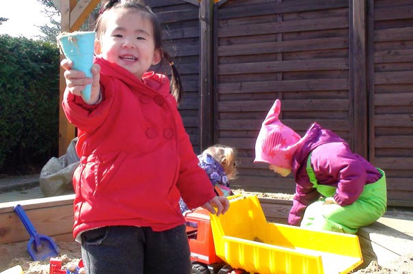 Kressebrot macht Wangen rot – Tageskinder säen Kresse. TiQ! Kindertagespflege in Braunschweig Querum, Nicole Appel und Antje Storek – Kindertagespflege, Tagesmutter und Großtagespflege für Braunschweig Querum, Gliesmarode, Riddagshausen, Östliches Ringgebiet, Volkmarode, Bienrode, Waggum, Hondelage, Schuntersiedlung, Kralenriede, Dibbesdorf, Schwarzer Berg, Siegfriedviertel, Nordstadt und Schapen