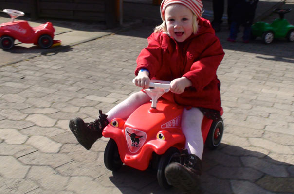 Kressebrot macht Wangen rot – Tageskinder säen Kresse. TiQ! Kindertagespflege in Braunschweig Querum, Nicole Appel und Antje Storek – Kindertagespflege, Tagesmutter und Großtagespflege für Braunschweig Querum, Gliesmarode, Riddagshausen, Östliches Ringgebiet, Volkmarode, Bienrode, Waggum, Hondelage, Schuntersiedlung, Kralenriede, Dibbesdorf, Schwarzer Berg, Siegfriedviertel, Nordstadt und Schapen