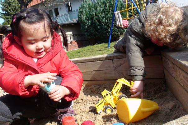 Kressebrot macht Wangen rot – Tageskinder säen Kresse. TiQ! Kindertagespflege in Braunschweig Querum, Nicole Appel und Antje Storek – Kindertagespflege, Tagesmutter und Großtagespflege für Braunschweig Querum, Gliesmarode, Riddagshausen, Östliches Ringgebiet, Volkmarode, Bienrode, Waggum, Hondelage, Schuntersiedlung, Kralenriede, Dibbesdorf, Schwarzer Berg, Siegfriedviertel, Nordstadt und Schapen