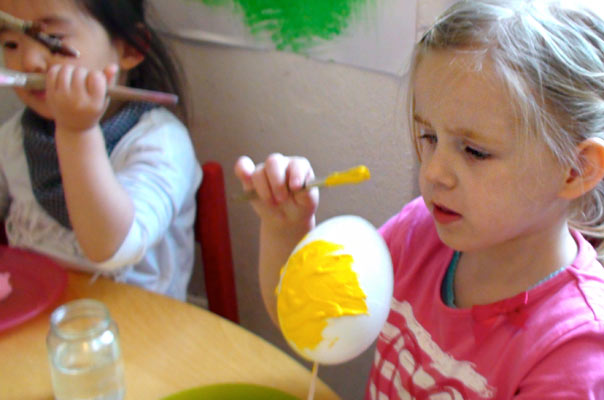 Mit einem Gedicht von Hoffmann von Fallersleben und illustren Eiereien begrüßen wir das nahende Osterfest. TiQ! Kindertagespflege in Braunschweig Querum, Nicole Appel und Antje Storek – Kindertagespflege, Tagesmutter und Großtagespflege für Braunschweig Querum, Gliesmarode, Riddagshausen, Östliches Ringgebiet, Volkmarode, Bienrode, Waggum, Hondelage, Schuntersiedlung, Kralenriede, Dibbesdorf, Schwarzer Berg, Siegfriedviertel, Nordstadt und Schapen