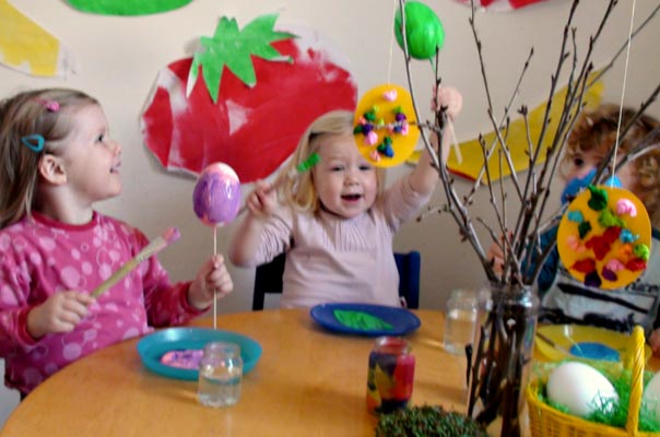 Mit einem Gedicht von Hoffmann von Fallersleben und illustren Eiereien begrüßen wir das nahende Osterfest. TiQ! Kindertagespflege in Braunschweig Querum, Nicole Appel und Antje Storek – Kindertagespflege, Tagesmutter und Großtagespflege für Braunschweig Querum, Gliesmarode, Riddagshausen, Östliches Ringgebiet, Volkmarode, Bienrode, Waggum, Hondelage, Schuntersiedlung, Kralenriede, Dibbesdorf, Schwarzer Berg, Siegfriedviertel, Nordstadt und Schapen