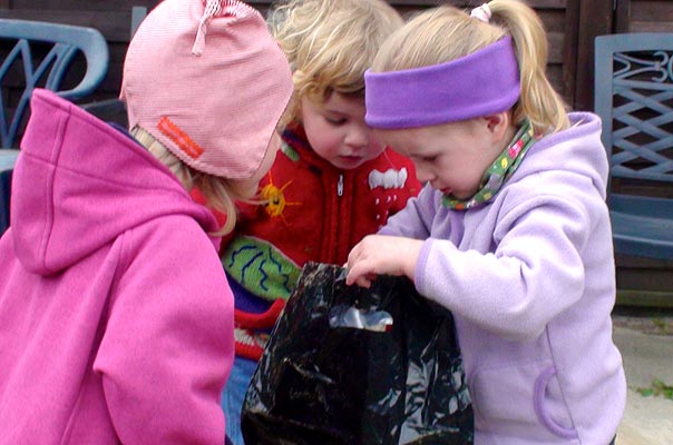 Unsere Tageskinder zeichnen eine Schatzkarte – und suchen einen Schatz! TiQ! Kindertagespflege in Braunschweig Querum, Nicole Appel und Antje Storek – Kindertagespflege, Tagesmutter und Großtagespflege für Braunschweig Querum, Gliesmarode, Riddagshausen, Östliches Ringgebiet, Volkmarode, Bienrode, Waggum, Hondelage, Schuntersiedlung, Kralenriede, Dibbesdorf, Schwarzer Berg, Siegfriedviertel, Nordstadt und Schapen