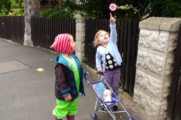 Wir sind wieder da und unterwegs zum Spielplatz! TiQ! Kindertagespflege in Braunschweig Querum, Nicole Appel und Antje Storek – Kindertagespflege, Tagesmutter und Großtagespflege für Braunschweig Querum, Gliesmarode, Riddagshausen, Östliches Ringgebiet, Volkmarode, Bienrode, Waggum, Hondelage, Schuntersiedlung, Kralenriede, Dibbesdorf, Schwarzer Berg, Siegfriedviertel, Nordstadt und Schapen