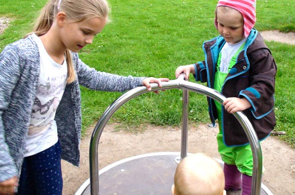 Wir sind wieder da und unterwegs zum Spielplatz! TiQ! Kindertagespflege in Braunschweig Querum, Nicole Appel und Antje Storek – Kindertagespflege, Tagesmutter und Großtagespflege für Braunschweig Querum, Gliesmarode, Riddagshausen, Östliches Ringgebiet, Volkmarode, Bienrode, Waggum, Hondelage, Schuntersiedlung, Kralenriede, Dibbesdorf, Schwarzer Berg, Siegfriedviertel, Nordstadt und Schapen