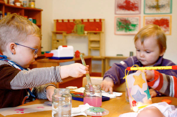 Laterne, Laterne – Tageskinder basteln Laternen! TiQ! Kindertagespflege in Braunschweig Querum, Nicole Appel und Antje Storek – Kindertagespflege, Tagesmutter und Großtagespflege für Braunschweig Querum, Gliesmarode, Riddagshausen, Östliches Ringgebiet, Volkmarode, Bienrode, Waggum, Hondelage, Schuntersiedlung, Kralenriede, Dibbesdorf, Schwarzer Berg, Siegfriedviertel, Nordstadt und Schapen