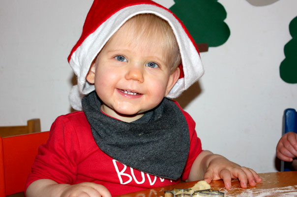 Tageskinder backen Kekse – frohes Fest! TiQ! Kindertagespflege in Braunschweig Querum, Nicole Appel und Antje Storek – Kindertagespflege, Tagesmutter und Großtagespflege für Braunschweig Querum, Gliesmarode, Riddagshausen, Östliches Ringgebiet, Volkmarode, Bienrode, Waggum, Hondelage, Schuntersiedlung, Kralenriede, Dibbesdorf, Schwarzer Berg, Siegfriedviertel, Nordstadt und Schapen