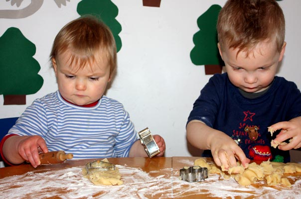 Tageskinder backen Kekse – frohes Fest! TiQ! Kindertagespflege in Braunschweig Querum, Nicole Appel und Antje Storek – Kindertagespflege, Tagesmutter und Großtagespflege für Braunschweig Querum, Gliesmarode, Riddagshausen, Östliches Ringgebiet, Volkmarode, Bienrode, Waggum, Hondelage, Schuntersiedlung, Kralenriede, Dibbesdorf, Schwarzer Berg, Siegfriedviertel, Nordstadt und Schapen