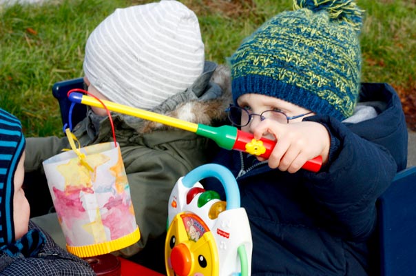 Tageskinder gehen Laterne! TiQ! Kindertagespflege in Braunschweig Querum, Nicole Appel und Antje Storek – Kindertagespflege, Tagesmutter und Großtagespflege für Braunschweig Querum, Gliesmarode, Riddagshausen, Östliches Ringgebiet, Volkmarode, Bienrode, Waggum, Hondelage, Schuntersiedlung, Kralenriede, Dibbesdorf, Schwarzer Berg, Siegfriedviertel, Nordstadt und Schapen