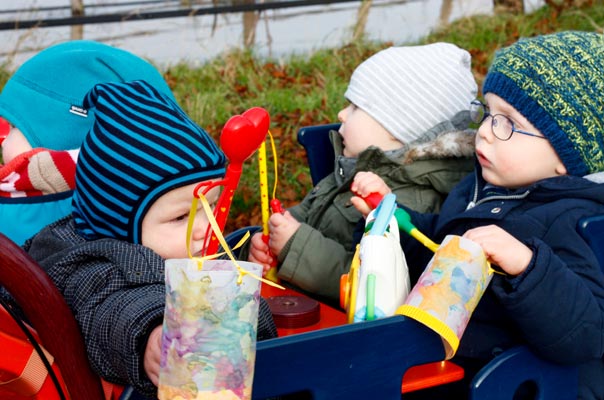 Tageskinder gehen Laterne! TiQ! Kindertagespflege in Braunschweig Querum, Nicole Appel und Antje Storek – Kindertagespflege, Tagesmutter und Großtagespflege für Braunschweig Querum, Gliesmarode, Riddagshausen, Östliches Ringgebiet, Volkmarode, Bienrode, Waggum, Hondelage, Schuntersiedlung, Kralenriede, Dibbesdorf, Schwarzer Berg, Siegfriedviertel, Nordstadt und Schapen