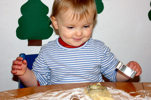 Tageskinder backen Kekse – frohes Fest! TiQ! Kindertagespflege in Braunschweig Querum, Nicole Appel und Antje Storek – Kindertagespflege, Tagesmutter und Großtagespflege für Braunschweig Querum, Gliesmarode, Riddagshausen, Östliches Ringgebiet, Volkmarode, Bienrode, Waggum, Hondelage, Schuntersiedlung, Kralenriede, Dibbesdorf, Schwarzer Berg, Siegfriedviertel, Nordstadt und Schapen