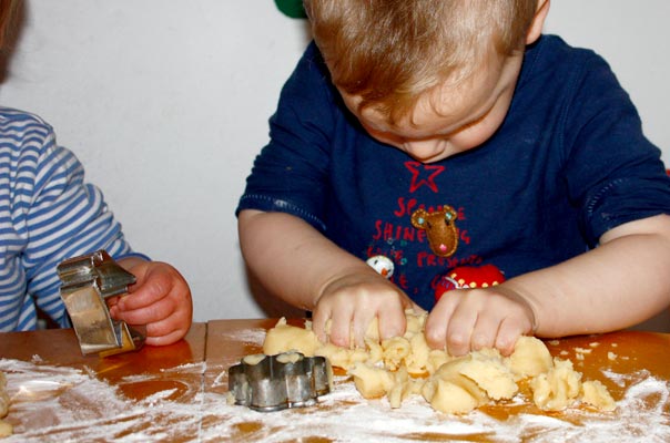 Tageskinder backen Kekse – frohes Fest! TiQ! Kindertagespflege in Braunschweig Querum, Nicole Appel und Antje Storek – Kindertagespflege, Tagesmutter und Großtagespflege für Braunschweig Querum, Gliesmarode, Riddagshausen, Östliches Ringgebiet, Volkmarode, Bienrode, Waggum, Hondelage, Schuntersiedlung, Kralenriede, Dibbesdorf, Schwarzer Berg, Siegfriedviertel, Nordstadt und Schapen