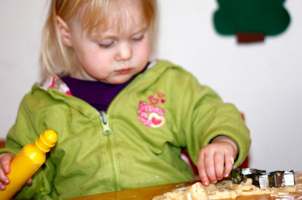 Tageskinder backen Kekse – frohes Fest! TiQ! Kindertagespflege in Braunschweig Querum, Nicole Appel und Antje Storek – Kindertagespflege, Tagesmutter und Großtagespflege für Braunschweig Querum, Gliesmarode, Riddagshausen, Östliches Ringgebiet, Volkmarode, Bienrode, Waggum, Hondelage, Schuntersiedlung, Kralenriede, Dibbesdorf, Schwarzer Berg, Siegfriedviertel, Nordstadt und Schapen